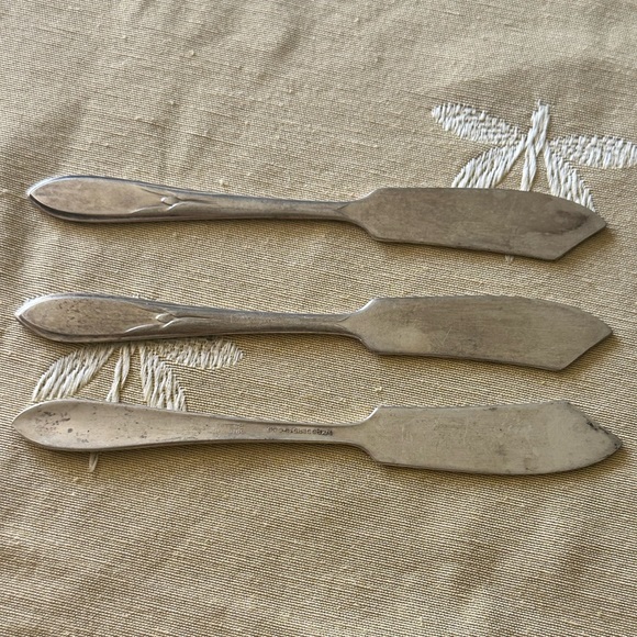 Three Vintage WM Rogers Mfg Co Original Rogers Flat Handled Master Butter Knives - Picture 4 of 7